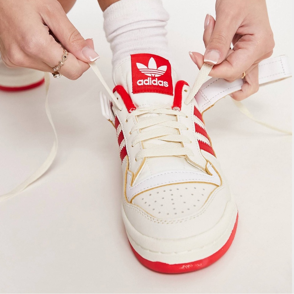 adidas Originals Forum 84 low sneakers in white and red